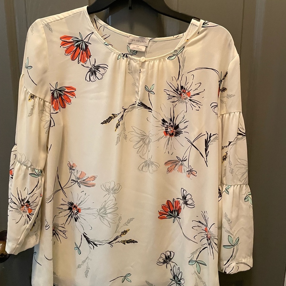 Van Heusen women’s blouse. Size medium. Worn once. Flows nicely and super soft.